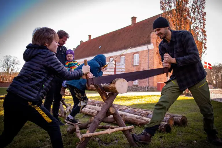 De mange sjove skovaktiviteter er altid et hit, og herunder ikke mindst muligheden for at save i store stykker træ med en af de store tomandssave.