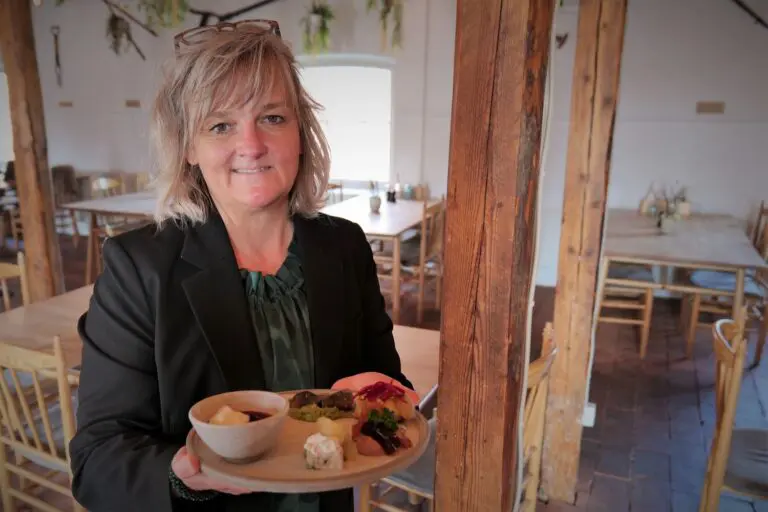Bettina Buhl fra Det Grønne Museum viser serveringen