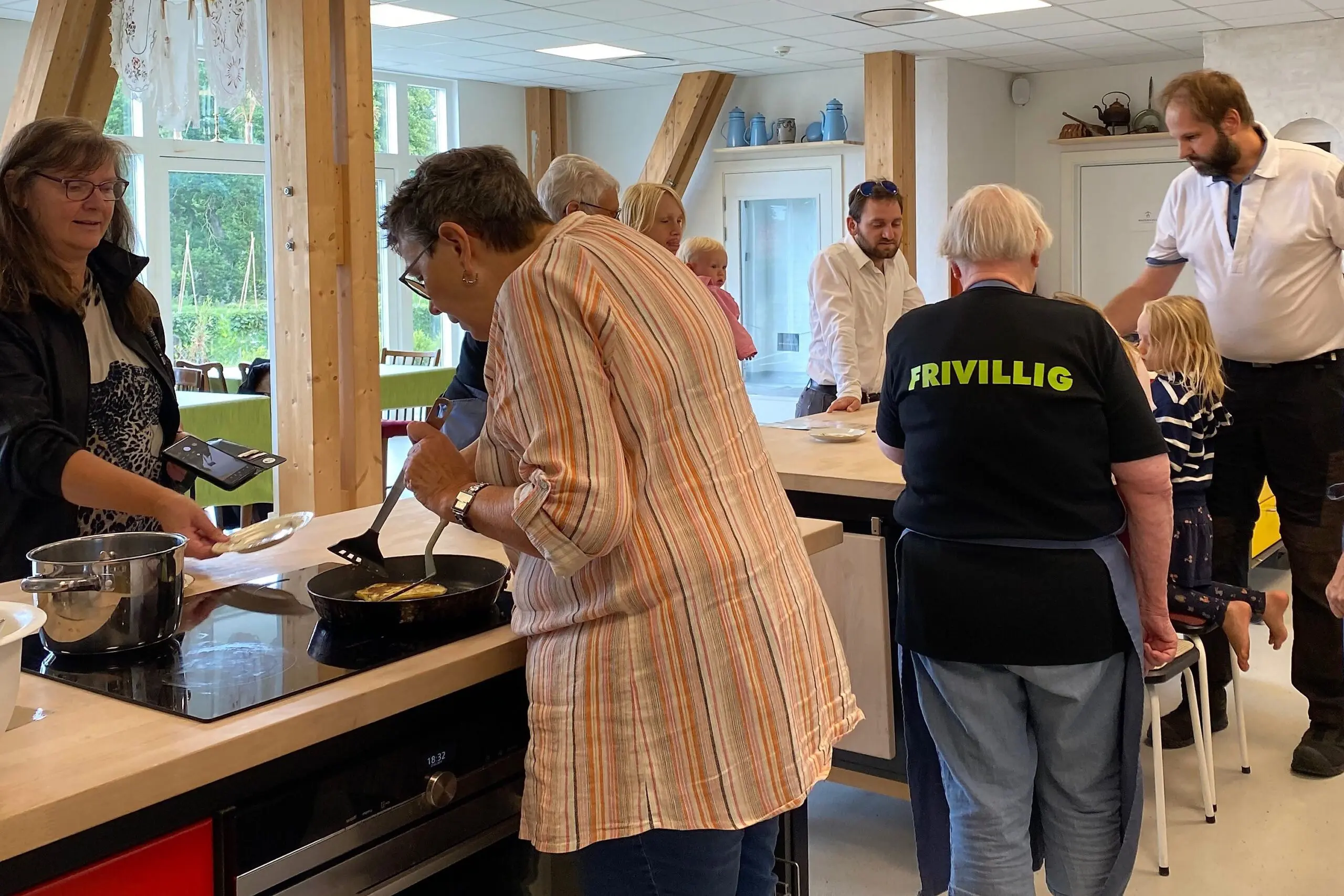 Madlauget laver kartoffelklatkager med gæsterne i Madens Hus.
