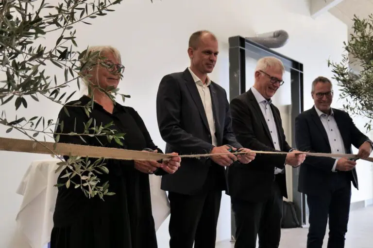 Snoren klippes og dermed er de nye bygninger åbnet.