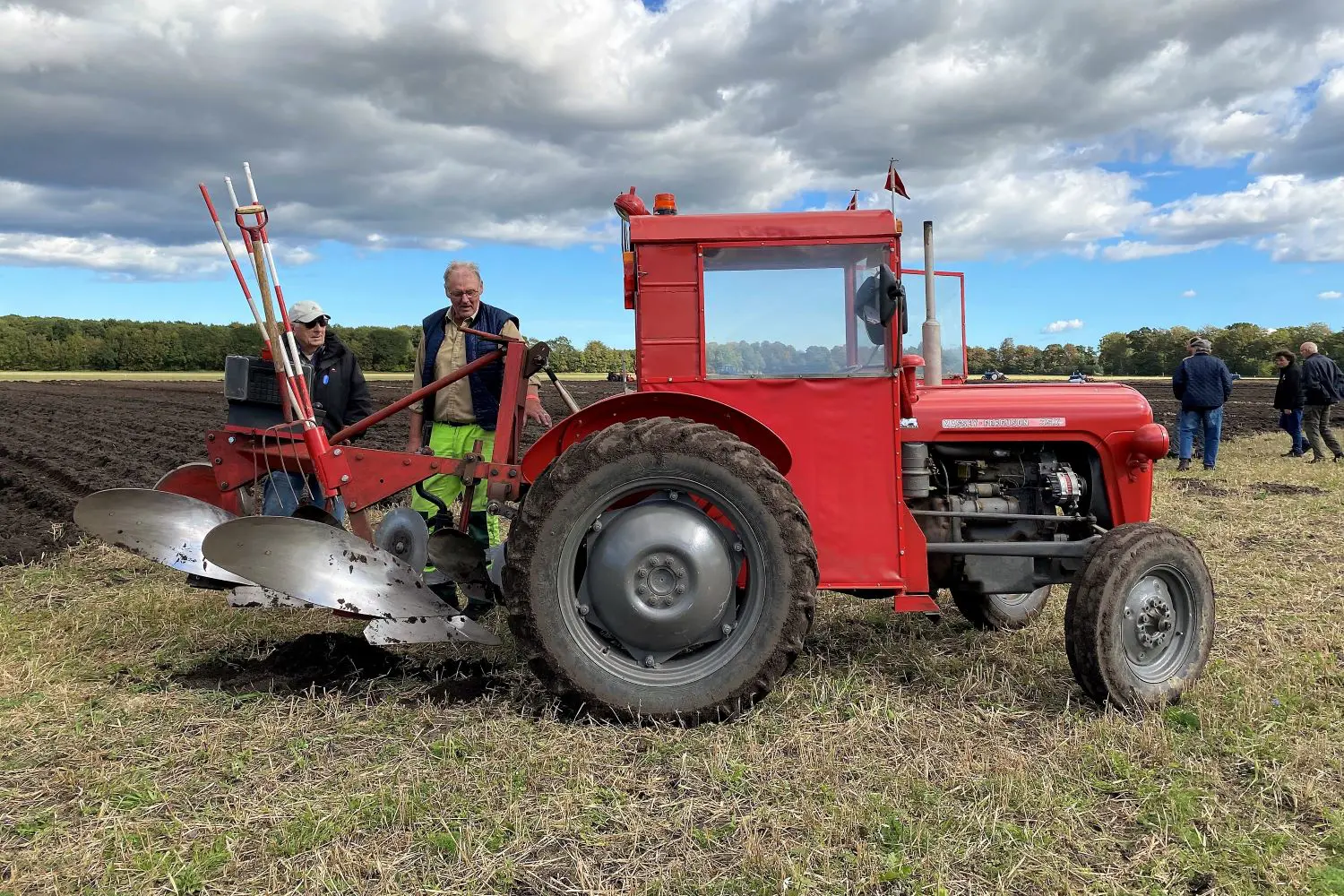 En flot gammel rød traktor fra et tidligere stævne