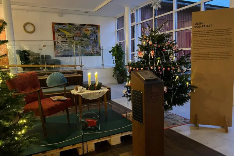 Der vises en typisk stue fra 1900-tallet i julemåneden.