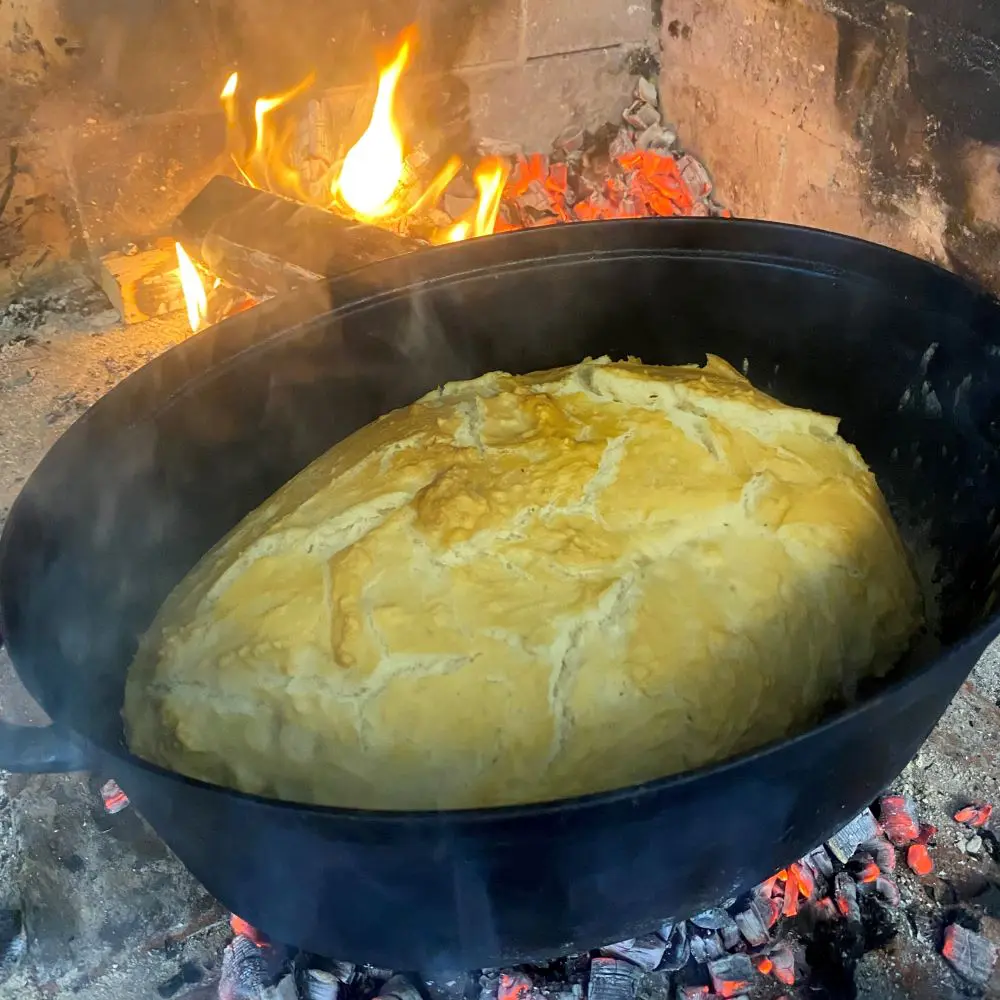 Der bages brød over åben ild.