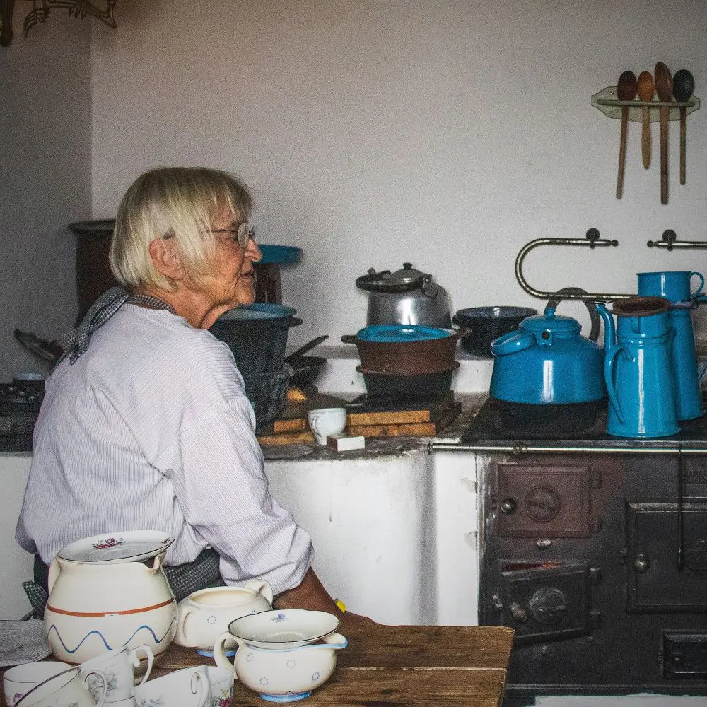 En frivillig fra polakhusgruppen sidder i polakhuset.