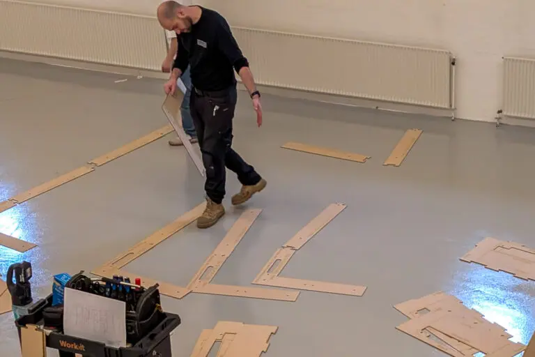 Der bliver målt op og lagt 2d modeller ud for at vise den nye udstillings opbygning.