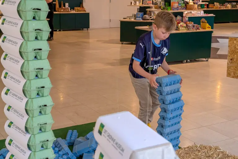 Dreng bygger med æggebakker