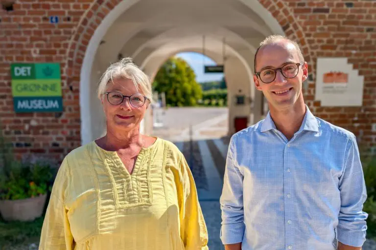 De to direktører Kasper Steenfeldt Tipsmark og Anne Bjerrekær foran indgangen.