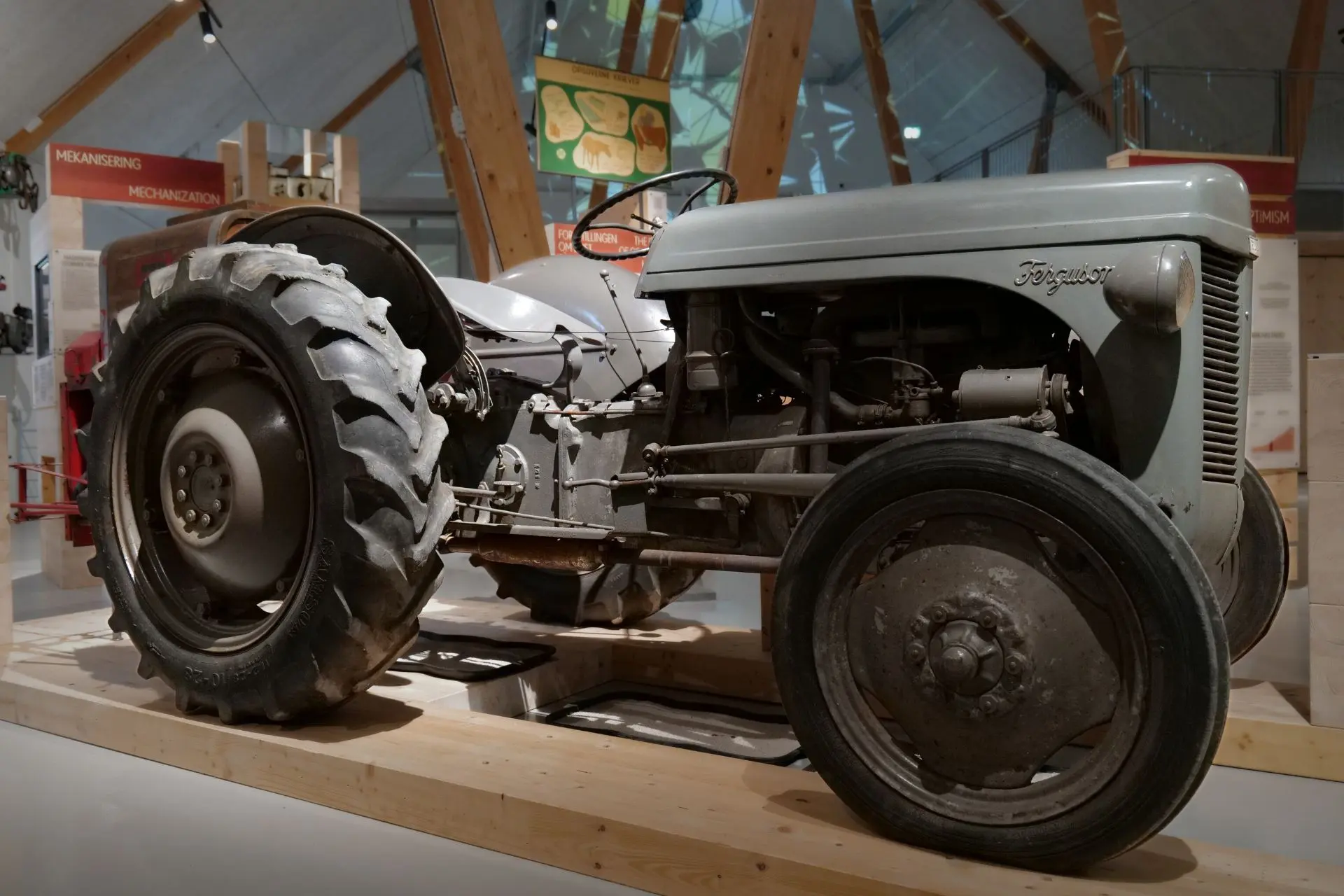 Billedet viser en grå ferguson traktor i udstillingen Under Solen på Det Grønne Museum.