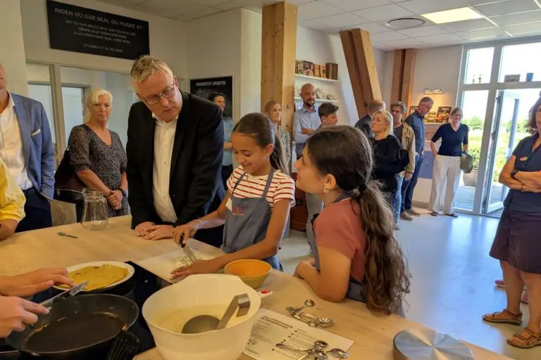 Fødevareminister Jacob Jensen i dialog med to elever fra 6. klasse på Auning Skole.