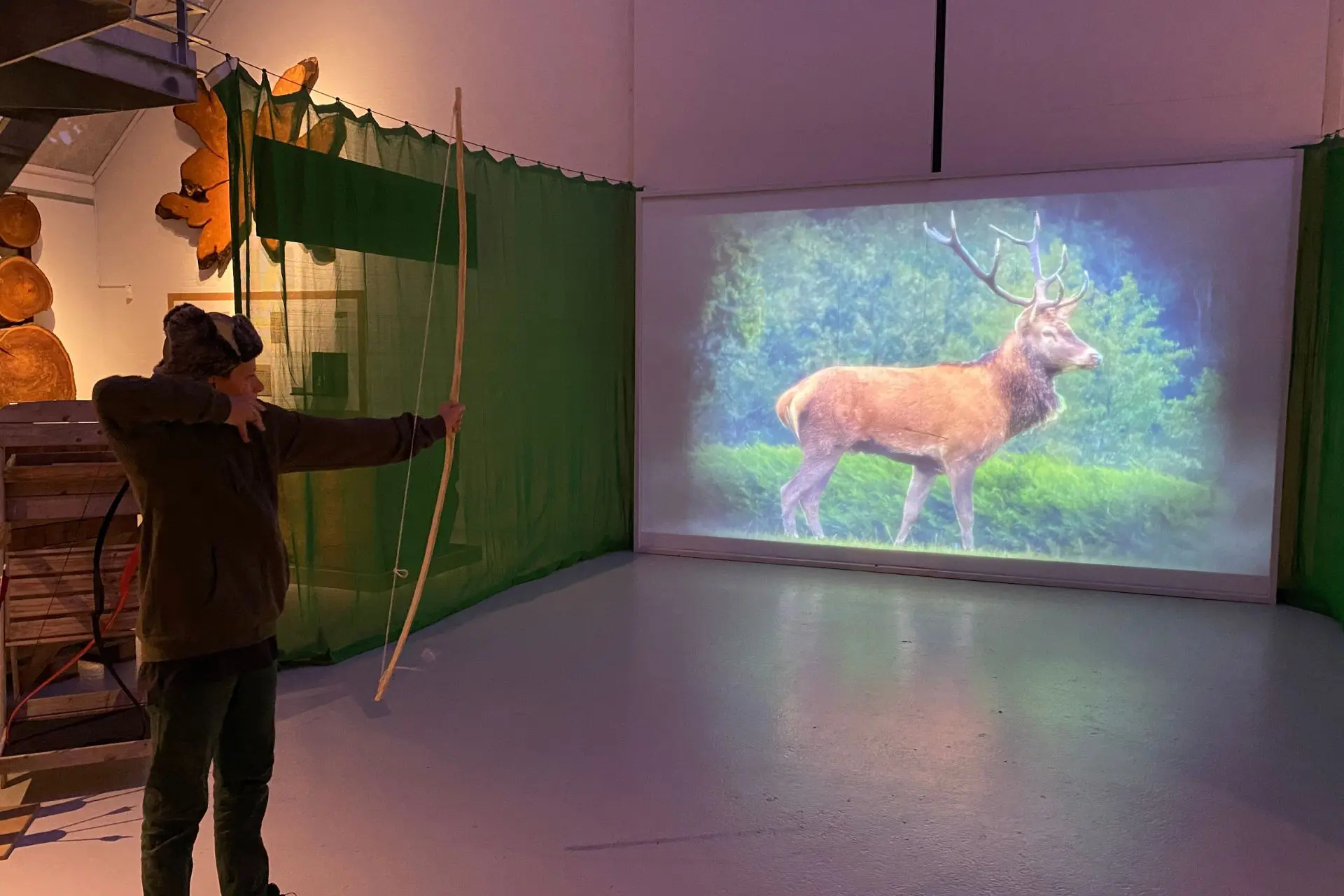 Barn skyder med bue til et undervisningsforløb på Det Grønne Museum