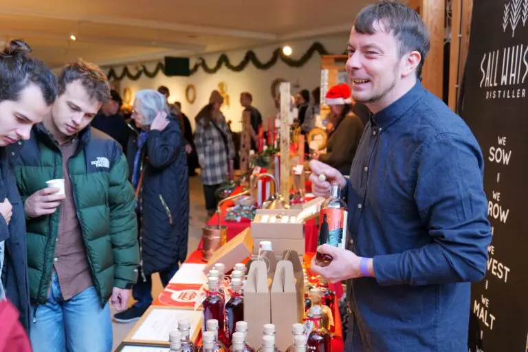 Gæster kigger på en af boderne til julemarked