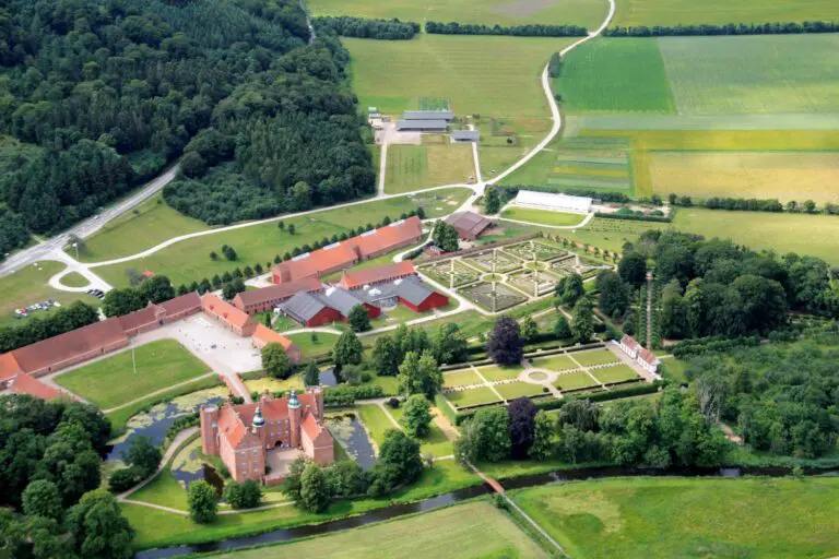 Billede fra luften af Det Grønne Museum og Gammel Estrup