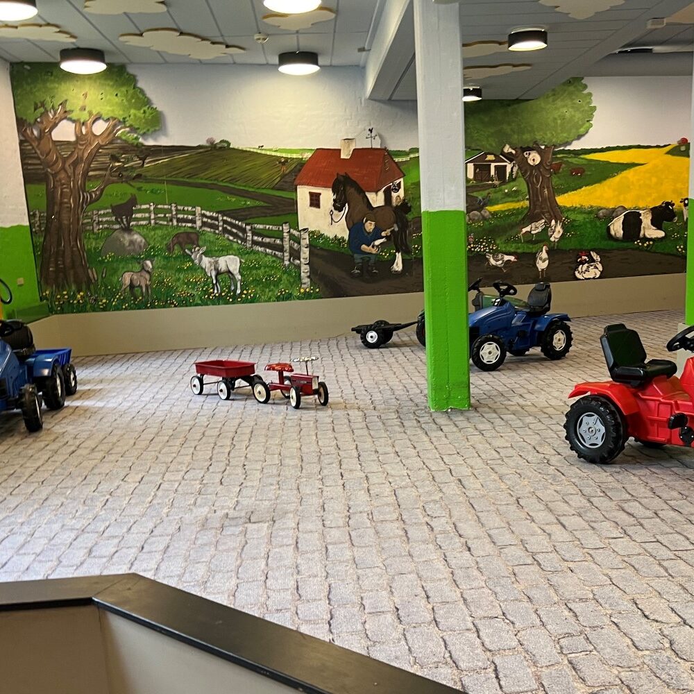 Kør på traktor indendørs