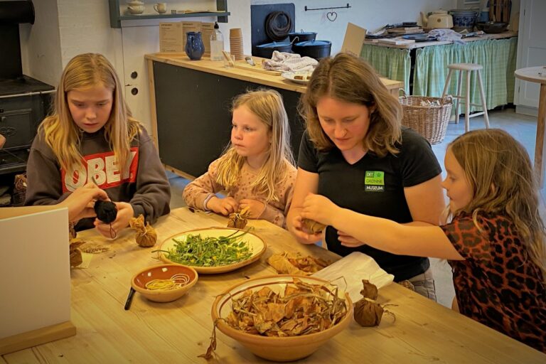Farvning af påskeæg er en hyggelig familieaktivitet, som altid er populær; og især når man benytter blomster, urter og løgskaller til at farve dem.