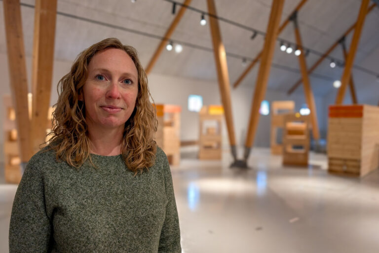Museumsinspektør Anette Stavensø Møller står i det nye udstillingslokale